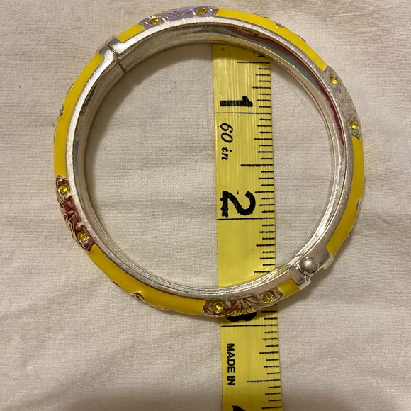 Pretty enamel snap bracelet Yellow with Gold tone flower accents - Picture 11 of 12